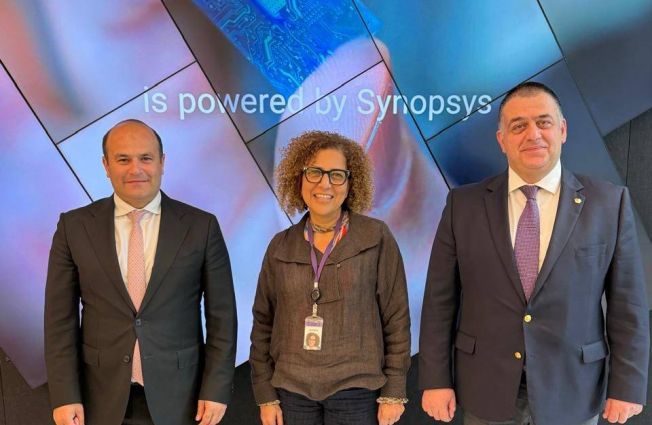 Դեսպան Նարեկ Մկրտչյանը հանդիպում է ունեցել Սինոփսիս ընկերության ինժեներիայի և լուծումների խմբի ավագ փոխնախագահ Ջումանա Մուվաֆիի հետ