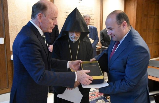 Վաշինգտոնի Աստվածաշնչի թանգարանում դեսպան Նարեկ Մկրտչյանը մասնակցել է ՀՀ վարչապետ Նիկոլ Փաշինյանի կողմից թանգարանին նվիրաբերված Աստվածաշնչի հանձնման հանդիսավոր արարողությանը